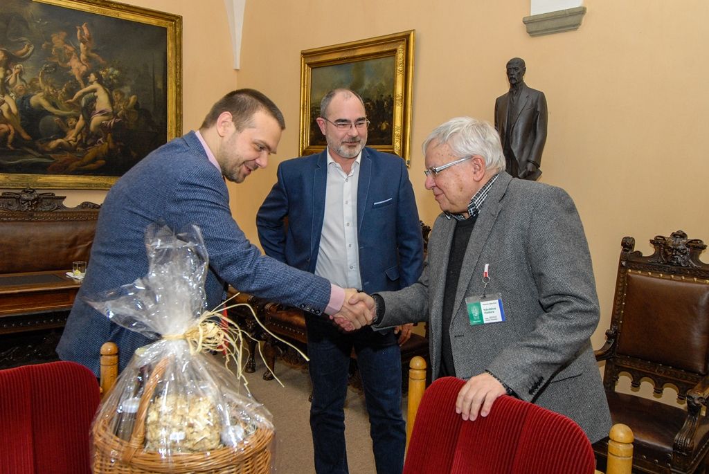 Primátor Zrzavecký a náměstek Baxa na plzeňské radnici přijali jubilanta architekta Jana Soukupa (foto: M. Pecuch, 12.1.2017)