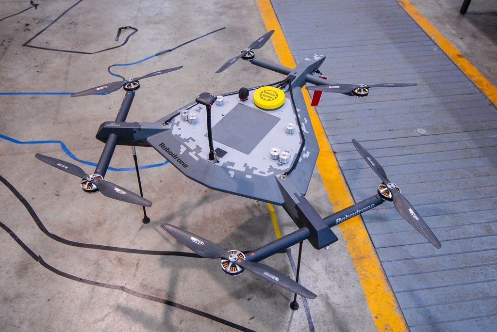 Město darovalo dron fakultě elektrotechnické (foto: M. Pecuch, 31.1.2017)