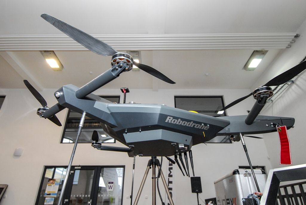 Město darovalo dron fakultě elektrotechnické