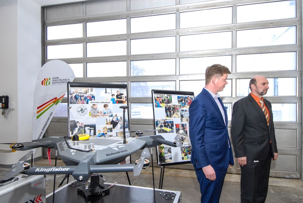 Město darovalo dron fakultě elektrotechnické (foto: M. Pecuch, 31.1.2017)