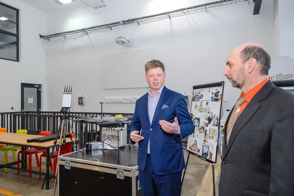 Město darovalo dron fakultě elektrotechnické (foto: M. Pecuch, 31.1.2017)
