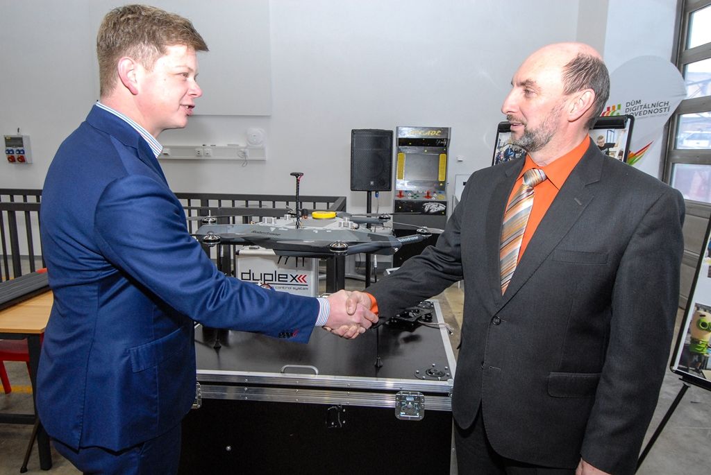 Město darovalo dron fakultě elektrotechnické (foto: M. Pecuch, 31.1.2017)