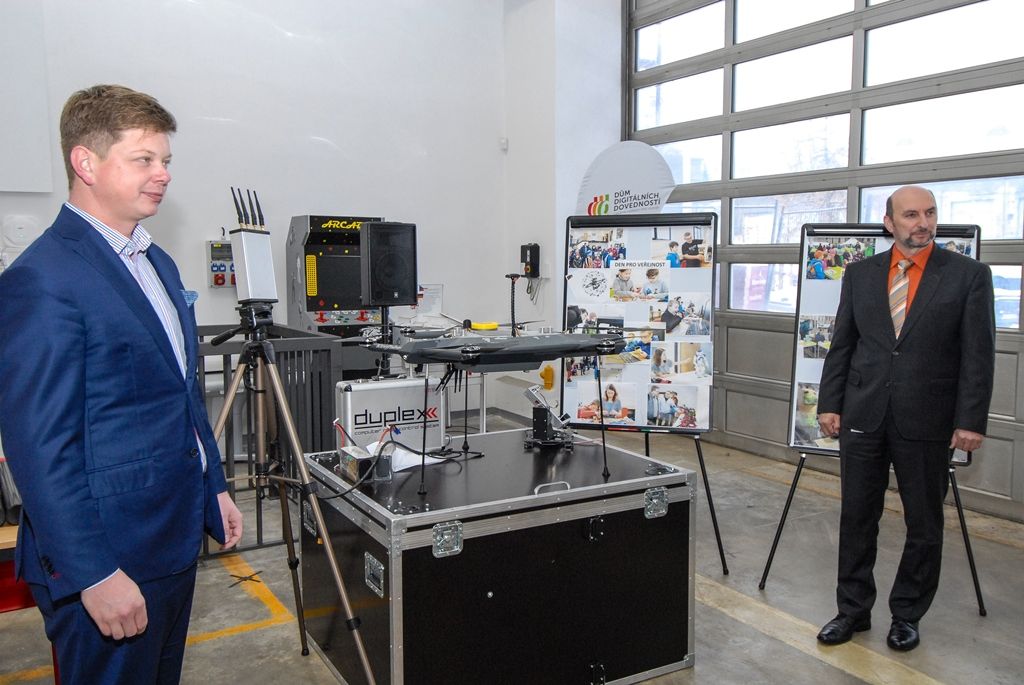 Město darovalo dron fakultě elektrotechnické (foto: M. Pecuch, 31.1.2017)