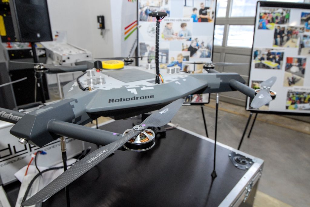 Město darovalo dron fakultě elektrotechnické (foto: M. Pecuch, 31.1.2017)