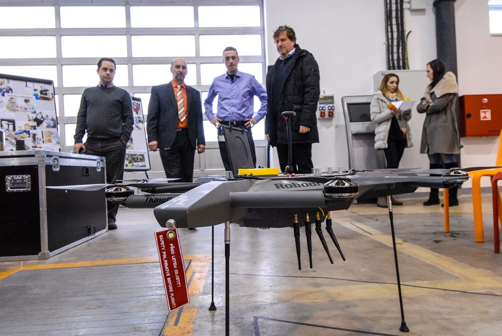 Město darovalo dron fakultě elektrotechnické (foto: M. Pecuch, 31.1.2017)