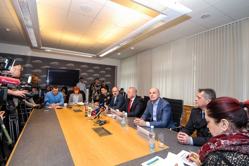 Tisková konference k bezpečnostní situaci v problémových lokalitách Plzně (foto: M. Pecuch, L. Jarolím, 6.2.2017)