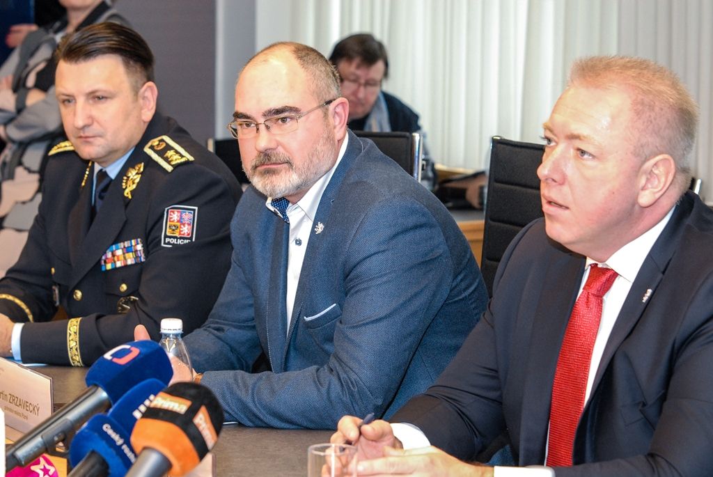 Tisková konference k bezpečnostní situaci v problémových lokalitách Plzně (foto: M. Pecuch, L. Jarolím, 6.2.2017)