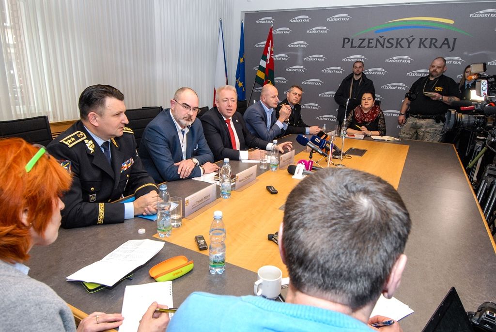 Tisková konference k bezpečnostní situaci v problémových lokalitách Plzně (foto: M. Pecuch, L. Jarolím, 6.2.2017)