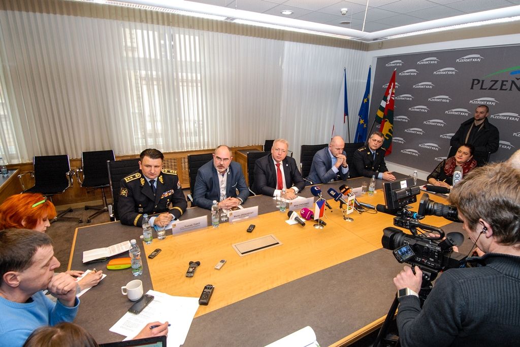Tisková konference k bezpečnostní situaci v problémových lokalitách Plzně (foto: M. Pecuch, L. Jarolím, 6.2.2017)