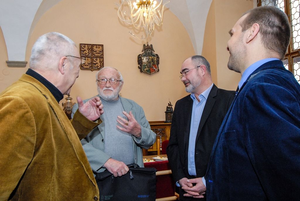 Na plzeňské radnici se setkali bývalí primátoři města Zdeněk Mraček, Zdeněk Prosek, Miroslav Kalous, Martin Baxa a současný primátor Martin Zrzavecký (foto: M. Pecuch, 7.2.2017)