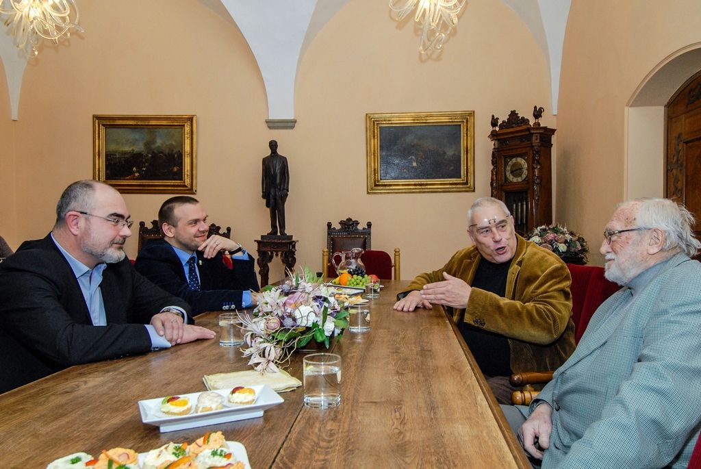 Na plzeňské radnici se setkali bývalí primátoři města Zdeněk Mraček, Zdeněk Prosek, Miroslav Kalous, Martin Baxa a současný primátor Martin Zrzavecký (foto: M. Pecuch, 7.2.2017)