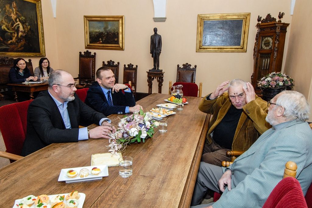 Na plzeňské radnici se setkali bývalí primátoři města Zdeněk Mraček, Zdeněk Prosek, Miroslav Kalous, Martin Baxa a současný primátor Martin Zrzavecký (foto: M. Pecuch, 7.2.2017)