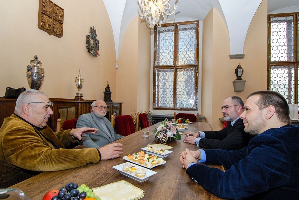 Na plzeňské radnici se setkali bývalí primátoři města Zdeněk Mraček, Zdeněk Prosek, Miroslav Kalous, Martin Baxa a současný primátor Martin Zrzavecký (foto: M. Pecuch, 7.2.2017)