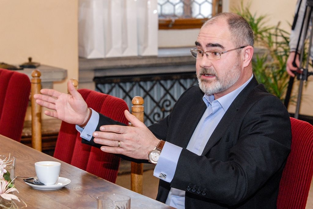 Na plzeňské radnici se setkali bývalí primátoři města Zdeněk Mraček, Zdeněk Prosek, Miroslav Kalous, Martin Baxa a současný primátor Martin Zrzavecký (foto: M. Pecuch, 7.2.2017)