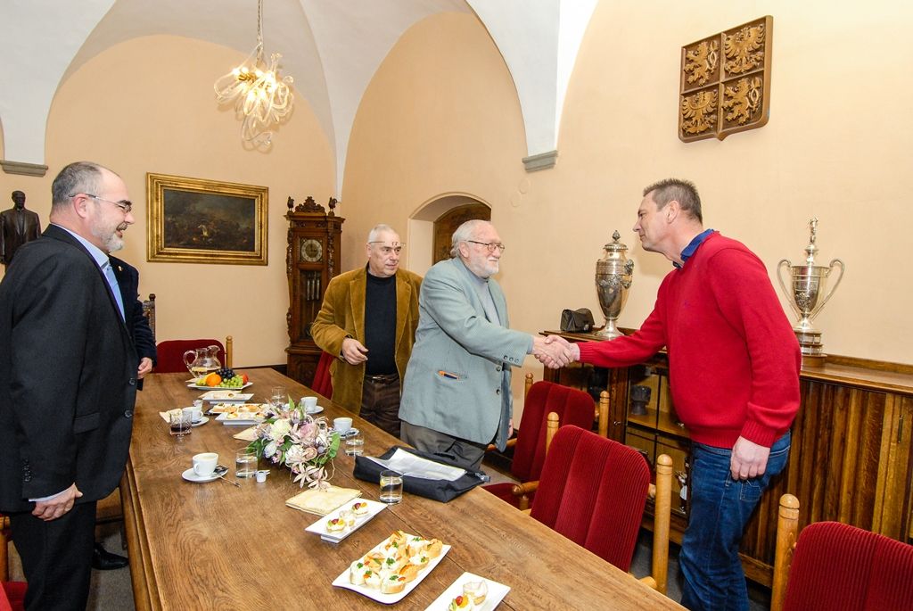 Na plzeňské radnici se setkali bývalí primátoři města Zdeněk Mraček, Zdeněk Prosek, Miroslav Kalous, Martin Baxa a současný primátor Martin Zrzavecký (foto: M. Pecuch, 7.2.2017)