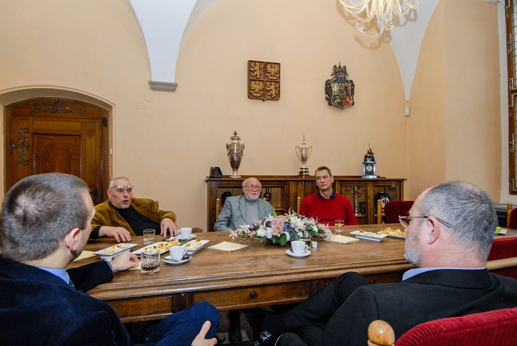 Na plzeňské radnici se setkali bývalí primátoři města Zdeněk Mraček, Zdeněk Prosek, Miroslav Kalous, Martin Baxa a současný primátor Martin Zrzavecký (foto: M. Pecuch, 7.2.2017)