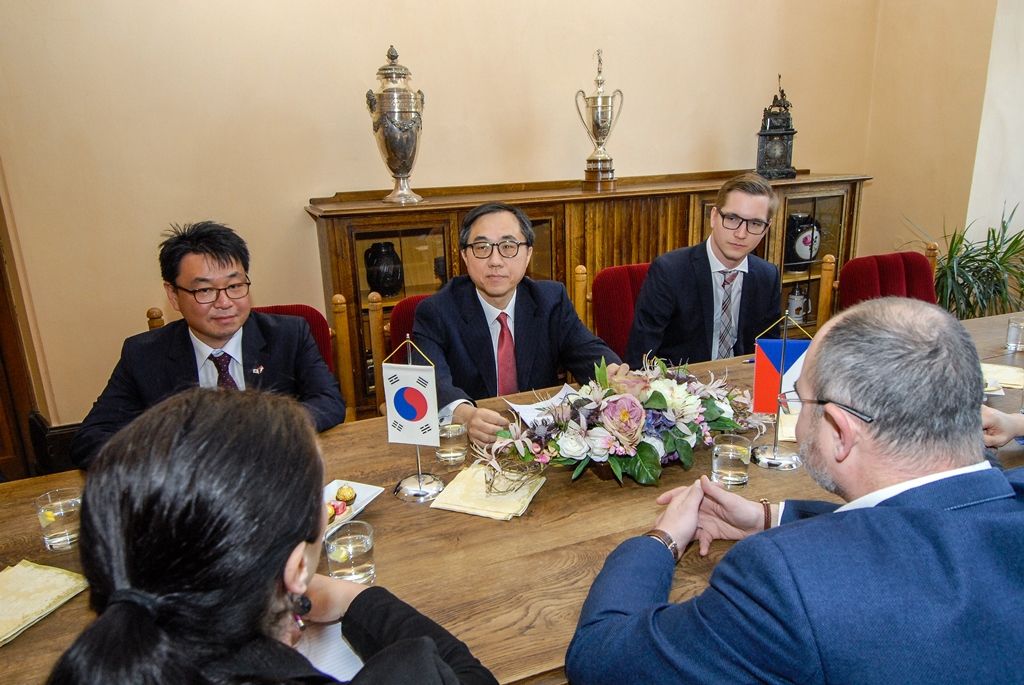 Korejský velvyslanec navštívil radnici, tématem byly Doosan Škoda Power i studentský program (foto: M. Pecuch, 13.2.2017)