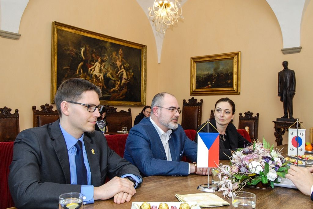 Korejský velvyslanec navštívil radnici, tématem byly Doosan Škoda Power i studentský program (foto: M. Pecuch, 13.2.2017)