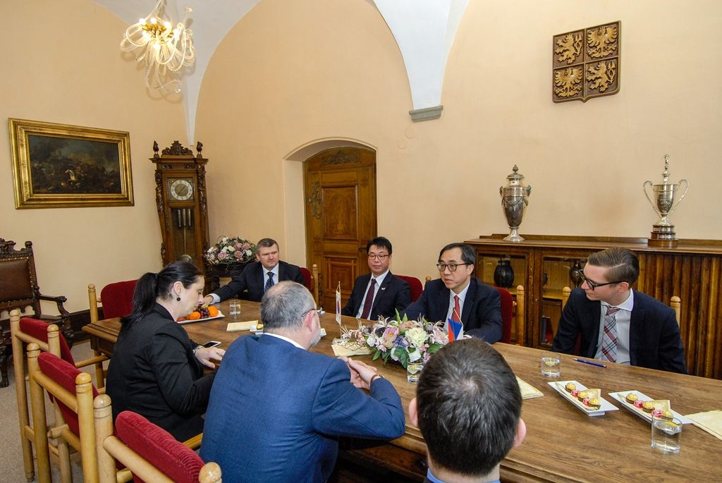 Korejský velvyslanec navštívil radnici, tématem byly Doosan Škoda Power i studentský program (foto: M. Pecuch, 13.2.2017)