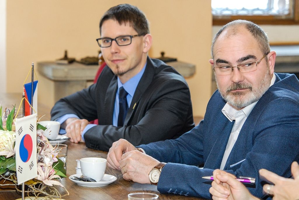 Korejský velvyslanec navštívil radnici, tématem byly Doosan Škoda Power i studentský program (foto: M. Pecuch, 13.2.2017)