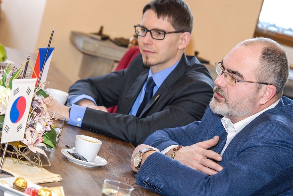 Korejský velvyslanec navštívil radnici, tématem byly Doosan Škoda Power i studentský program (foto: M. Pecuch, 13.2.2017)