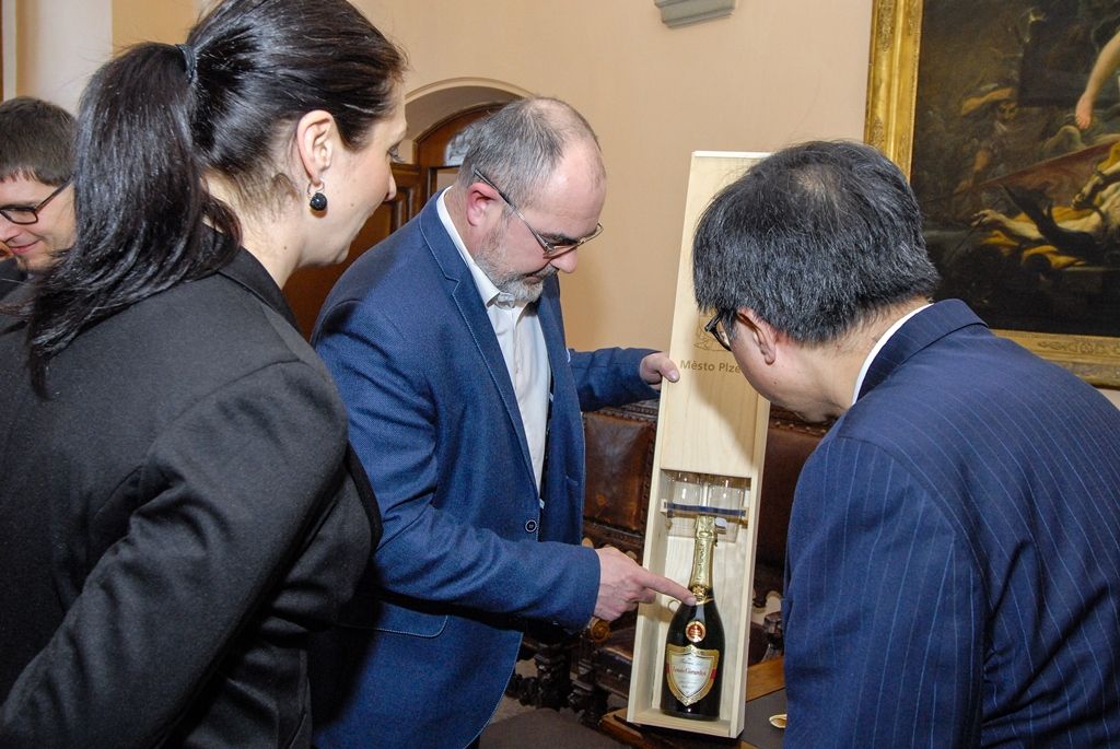 Korejský velvyslanec navštívil radnici, tématem byly Doosan Škoda Power i studentský program (foto: M. Pecuch, 13.2.2017)