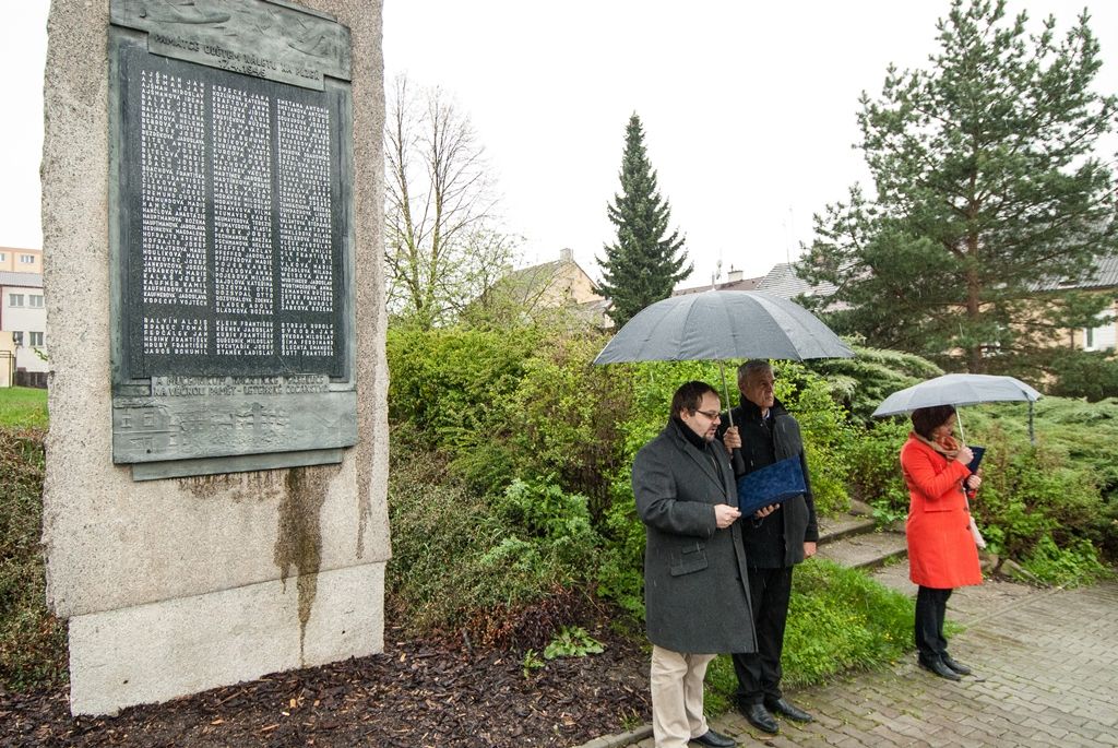 Slavnosti svobody 2017 - Pietní akty Sousedská a Jateční ul.  (foto: M. Pecuch, 18.4.2017)