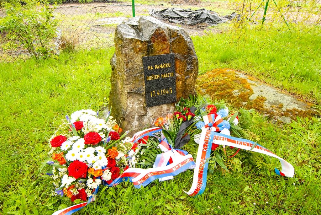 Slavnosti svobody 2017 - Pietní akty Sousedská a Jateční ul.  (foto: M. Pecuch, 18.4.2017)