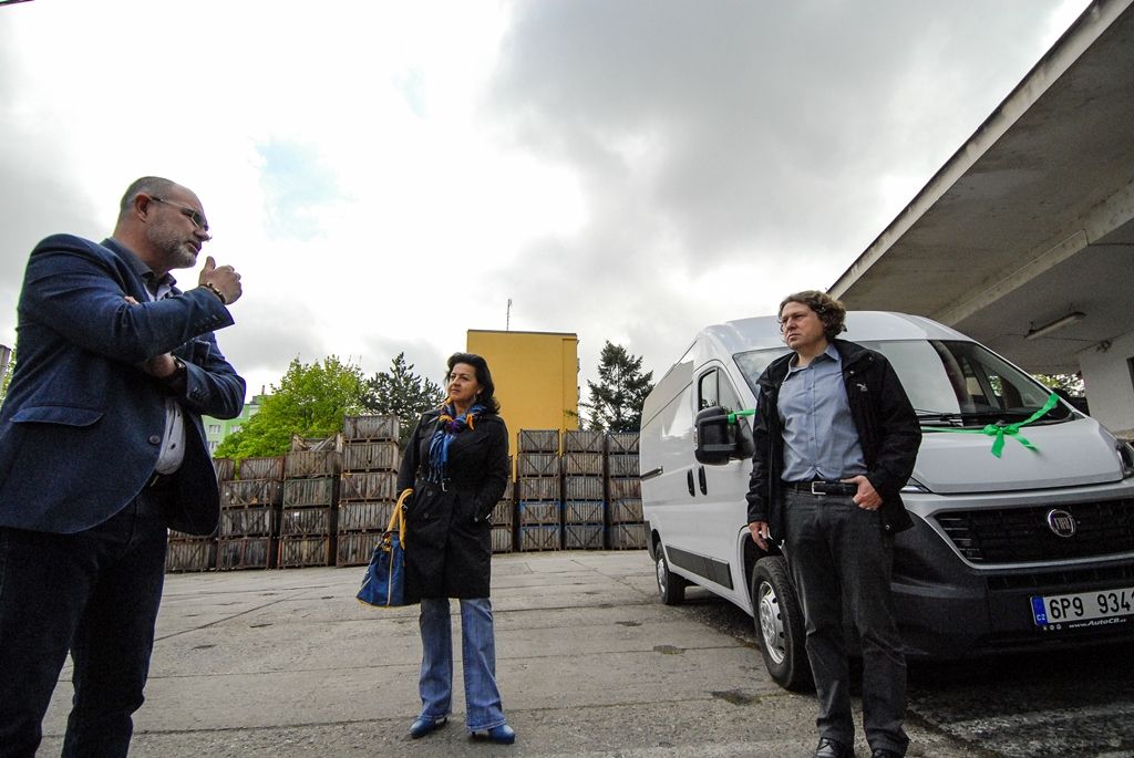 Primátor města předal auto pro Potravinovou banku Plzeň (foto: M. Pecuch, 4.5.2017)