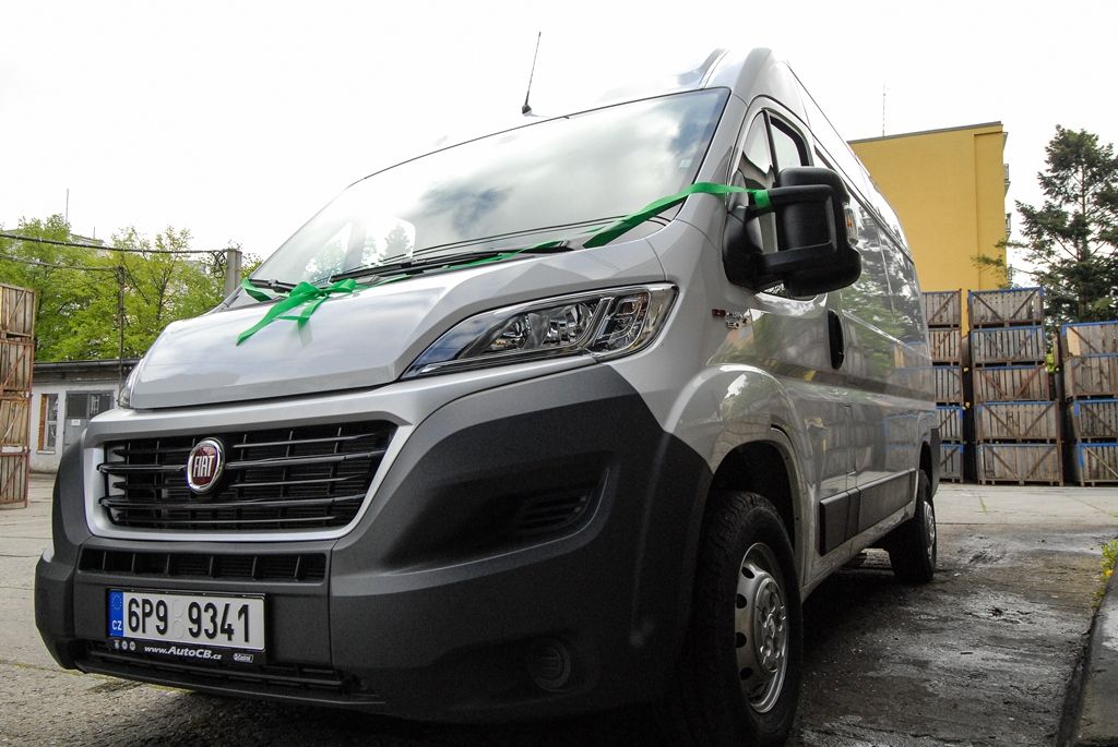 Primátor města předal auto pro Potravinovou banku Plzeň (foto: M. Pecuch, 4.5.2017)