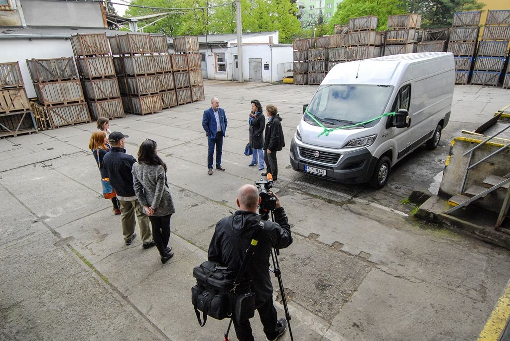 Primátor města předal auto pro Potravinovou banku Plzeň (foto: M. Pecuch, 4.5.2017)