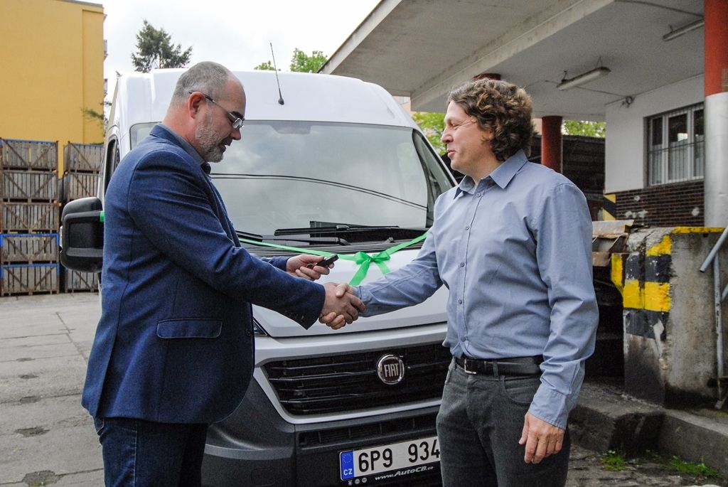 Primátor města předal auto pro Potravinovou banku Plzeň