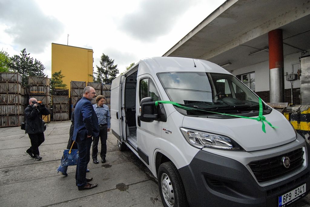 Primátor města předal auto pro Potravinovou banku Plzeň (foto: M. Pecuch, 4.5.2017)