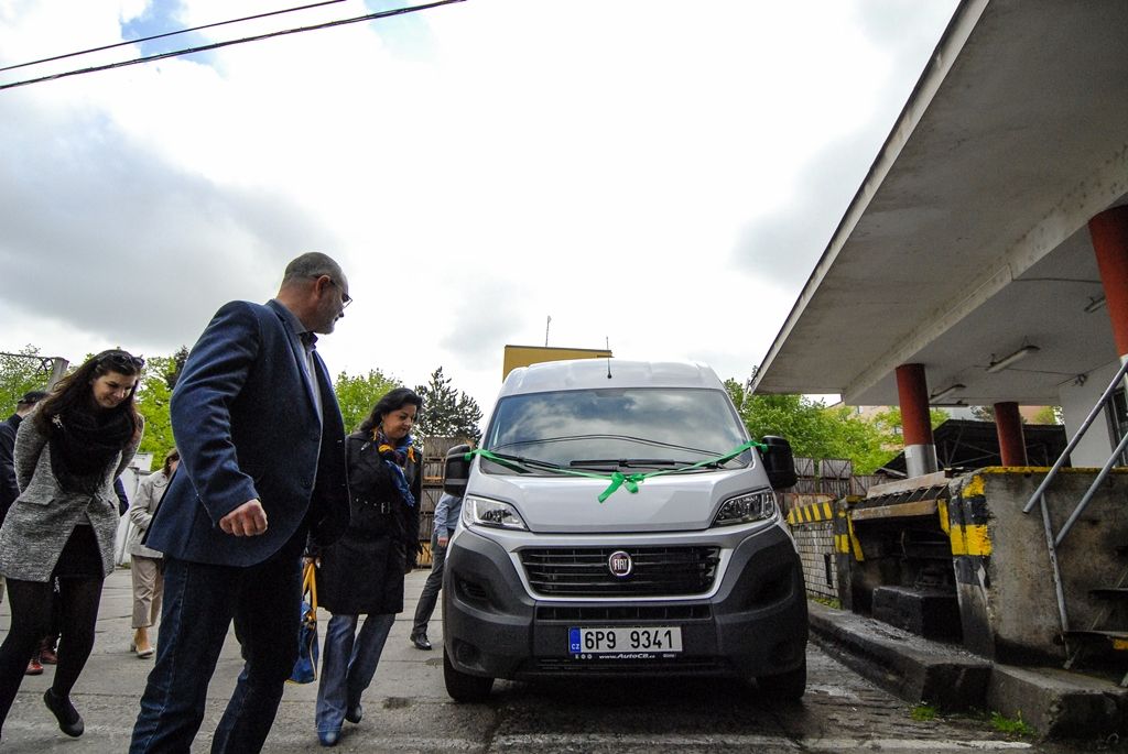 Primátor města předal auto pro Potravinovou banku Plzeň (foto: M. Pecuch, 4.5.2017)