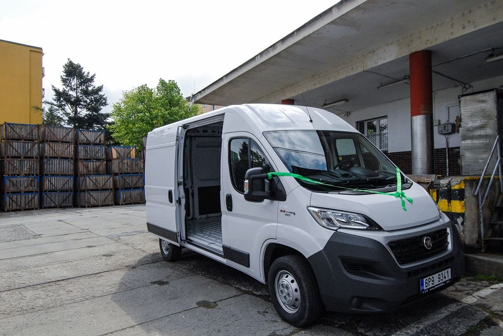 Primátor města předal auto pro Potravinovou banku Plzeň (foto: M. Pecuch, 4.5.2017)