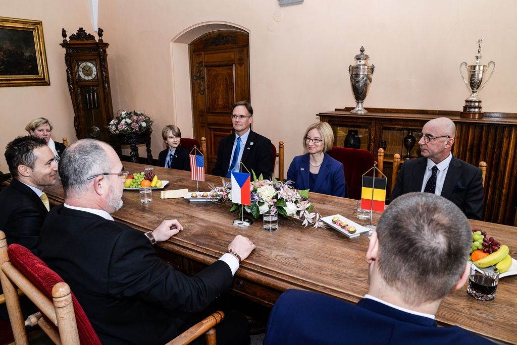 Slavnosti svobody 2017 - Přijetí velvyslanců USA a Belgie na plzeňské radnici a následný pietní akt (foto: M. Pecuch, 6.5.2017)