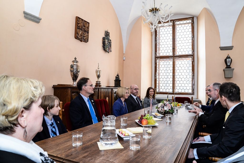 Slavnosti svobody 2017 - Přijetí velvyslanců USA a Belgie na plzeňské radnici a následný pietní akt (foto: M. Pecuch, 6.5.2017)