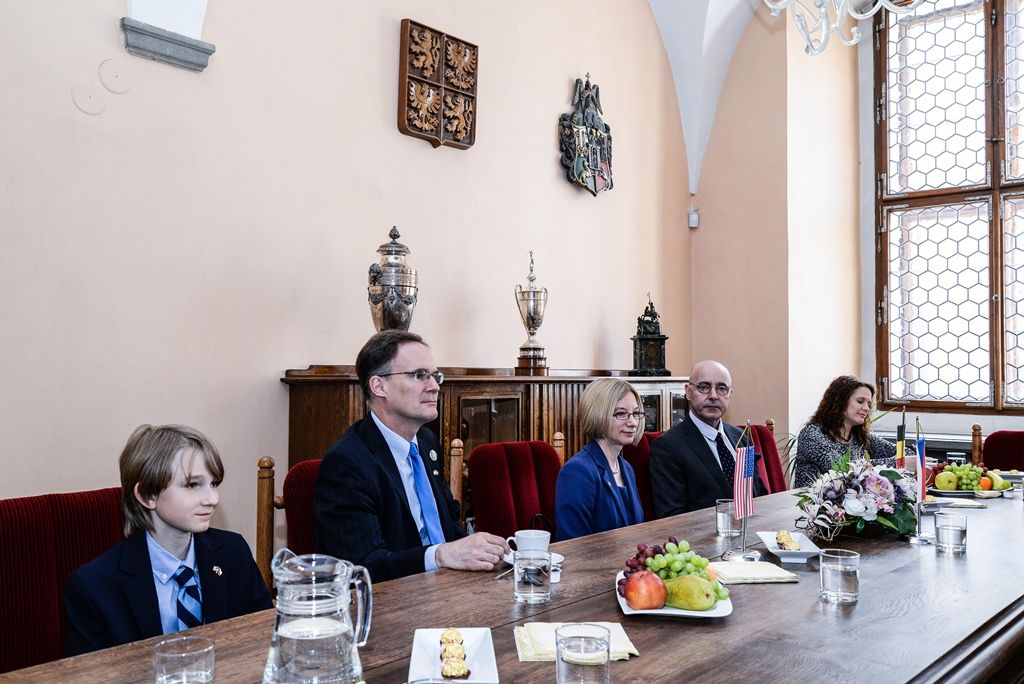 Slavnosti svobody 2017 - Přijetí velvyslanců USA a Belgie na plzeňské radnici a následný pietní akt (foto: M. Pecuch, 6.5.2017)