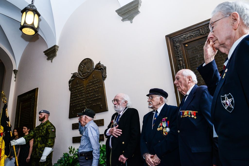 Slavnosti svobody 2017 - Přijetí velvyslanců USA a Belgie na plzeňské radnici a následný pietní akt (foto: M. Pecuch, 6.5.2017)