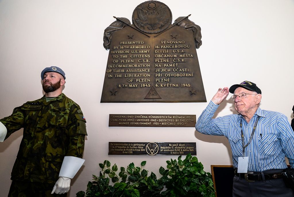 Slavnosti svobody 2017 - Přijetí velvyslanců USA a Belgie na plzeňské radnici a následný pietní akt (foto: M. Pecuch, 6.5.2017)