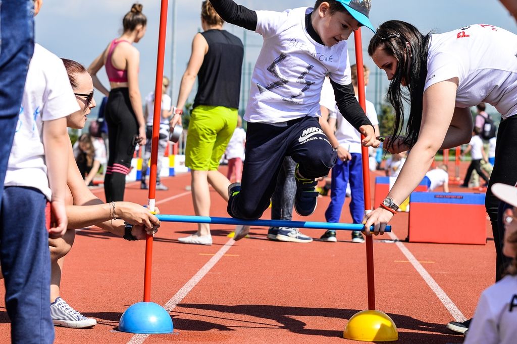 Sportovní hry mateřských škol 2017 (foto: M. Pecuch, předávání cen: V. Libeš, 16.5.2017)