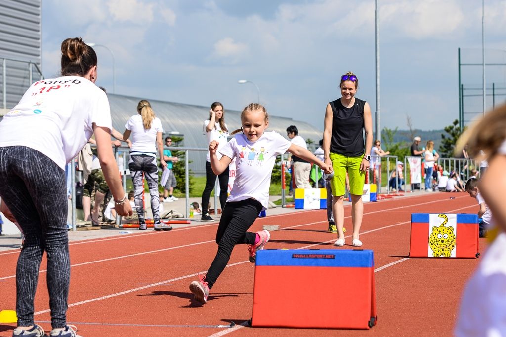 Sportovní hry mateřských škol 2017 (foto: M. Pecuch, předávání cen: V. Libeš, 16.5.2017)