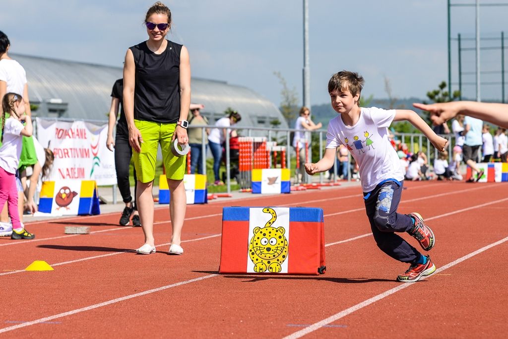 Sportovní hry mateřských škol 2017 (foto: M. Pecuch, předávání cen: V. Libeš, 16.5.2017)