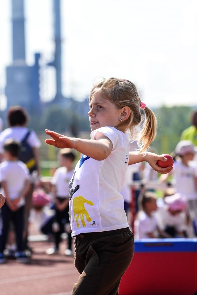 Sportovní hry mateřských škol 2017 (foto: M. Pecuch, předávání cen: V. Libeš, 16.5.2017)