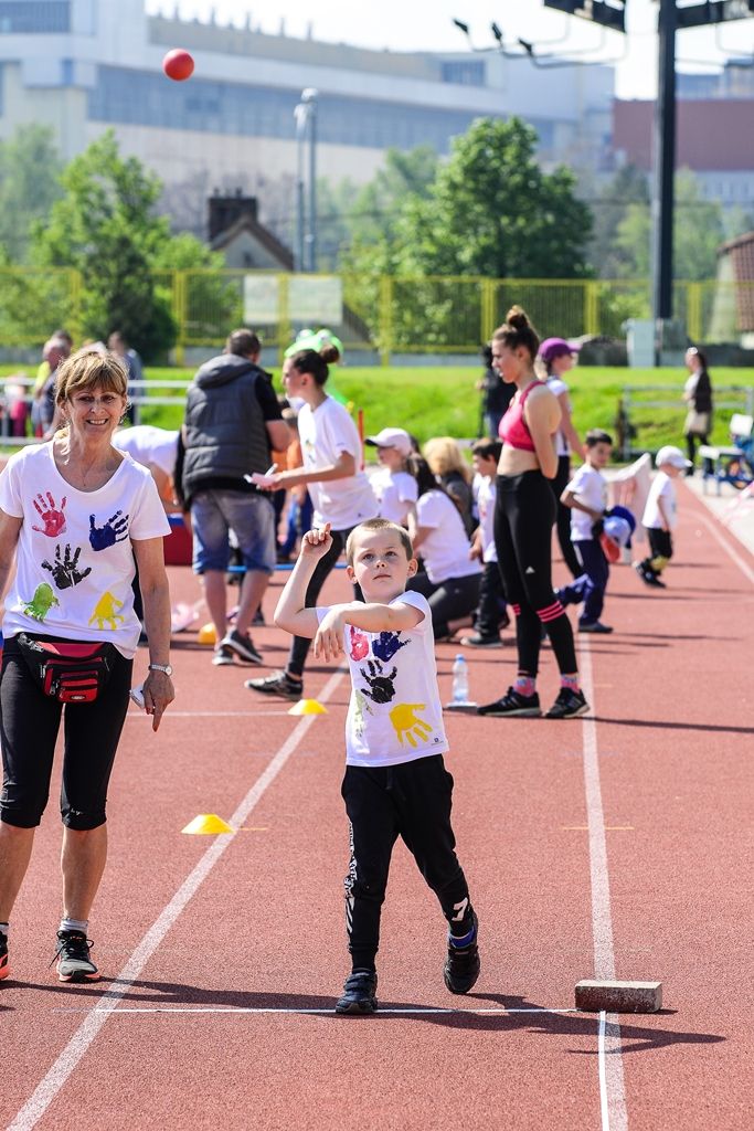 Sportovní hry mateřských škol 2017 (foto: M. Pecuch, předávání cen: V. Libeš, 16.5.2017)