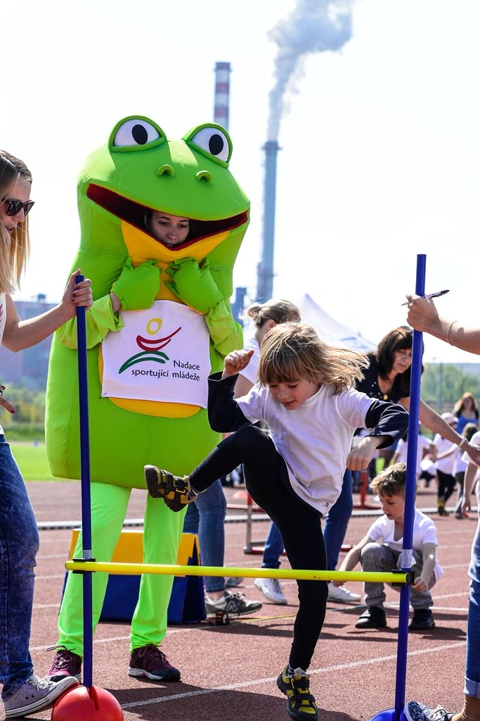 Sportovní hry mateřských škol 2017 (foto: M. Pecuch, předávání cen: V. Libeš, 16.5.2017)