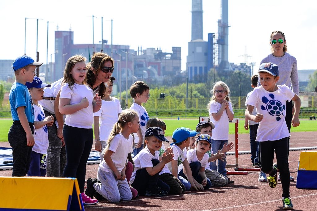 Sportovní hry mateřských škol 2017 (foto: M. Pecuch, předávání cen: V. Libeš, 16.5.2017)