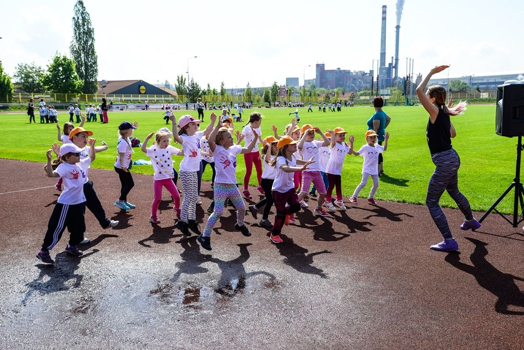 Sportovní hry mateřských škol 2017 (foto: M. Pecuch, předávání cen: V. Libeš, 16.5.2017)