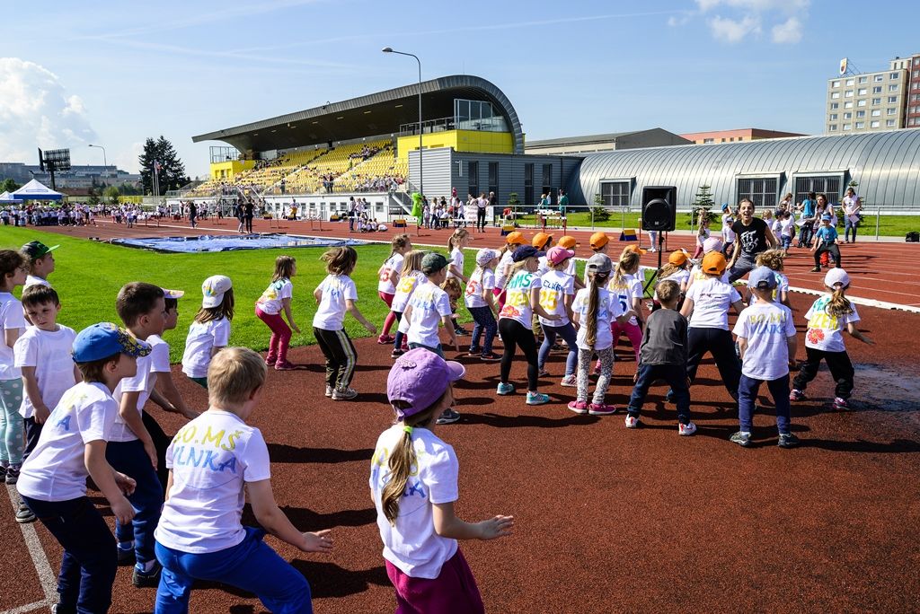 Sportovní hry mateřských škol 2017 (foto: M. Pecuch, předávání cen: V. Libeš, 16.5.2017)