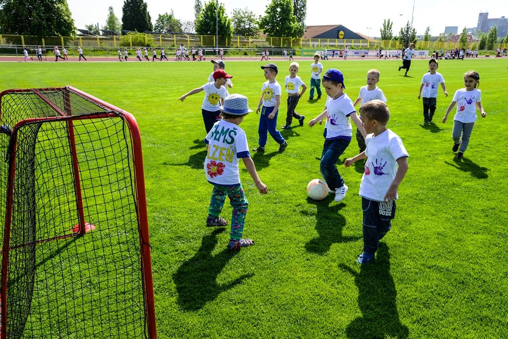 Sportovní hry mateřských škol 2017 (foto: M. Pecuch, předávání cen: V. Libeš, 16.5.2017)